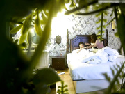 精品绿叶房偷拍清纯漂亮的大学美女被鸡鸡粗大的东北男友操的实在受不了趴在地上又被抱到床上继续干,国语!