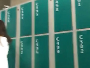 女主播偷偷潜入海边浴场更衣室偷拍环肥燕瘦各样的妹子尽收眼底