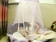 精品推荐小旅馆蚊帐内健壮小伙开着高音量电视操逼最后女朋友摆弄套套的精液