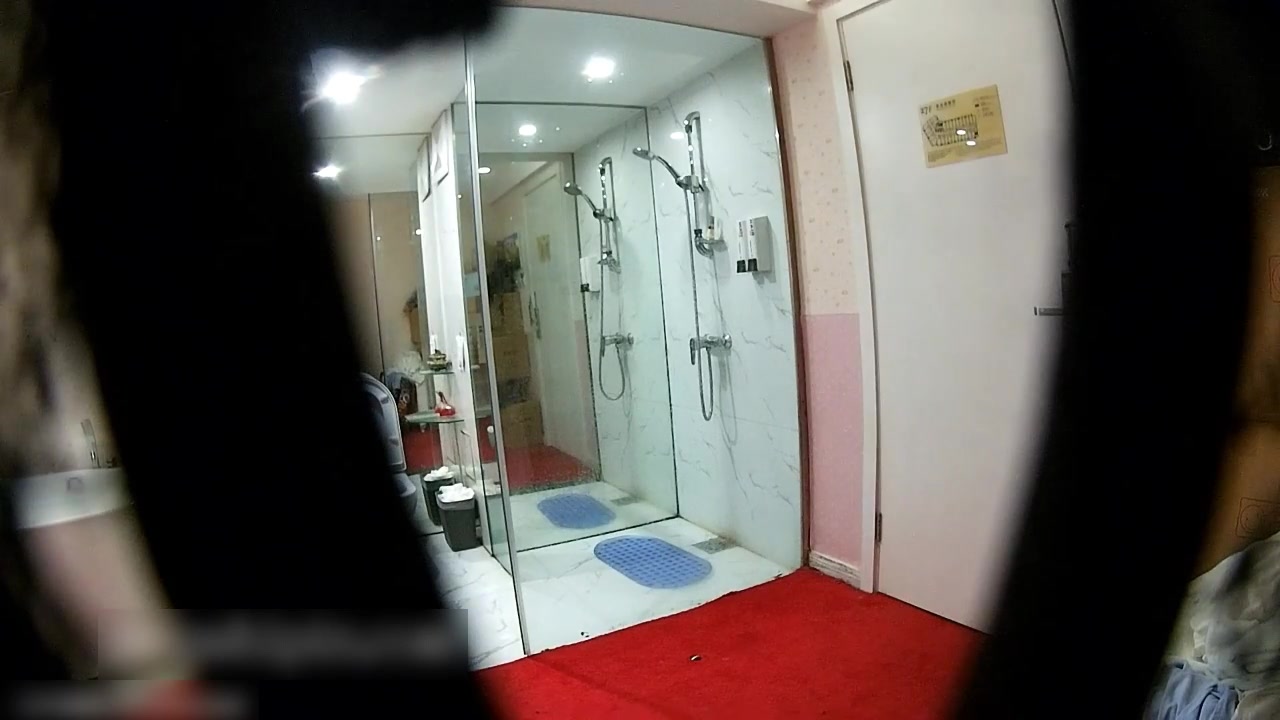 猥琐摄影师协同女助理提前藏好摄像头TP漂亮大学生兼职平面模特洗澡身材真好特会摆姿势很SEX高清