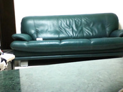 大叔趁老婆不在家约炮年轻美眉洗完澡在家里客厅的沙发上啪啪听对白妹子以前来过