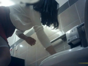 国际大厦某职业培训中心女厕偷拍个人觉得这厕所设计有问题过于宽敞让来方便的人缺乏安全感