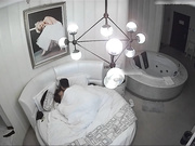 精品酒店偷拍气质短发大学美女和眼镜男情人正啪啪时男的突然接到女友电话,美女很亢奋自己扭动操,男的讲电话