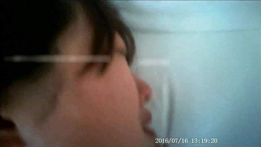 大白天酒店爆操网红小骚逼 说比她对象时间长舒服 还操哭了