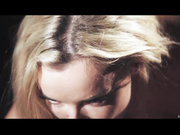 Shadows 与主管在沙发上纵情欢爱的性感的金发女郎