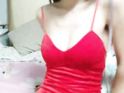 对白淫荡的高颜值大胸美女把自己插的快高潮后挑逗男友一起直播说：我想被你日,大鸡巴狠狠操,好深,顶到了!