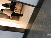 外站流出国内牛人潜入医学院女厕偷窥眼镜妹子的脚毛好多啊不看逼以为是男的