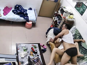 家庭摄像头破解强开TP中年夫妻黄金时段在客厅啪啪文化眼镜大叔还挺猛的站位后入一路干到沙发上射完找不到纸了