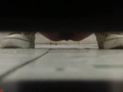 周末去网吧上网尾随几个妹子进女厕偷窥距离太近了差点被妹子发现