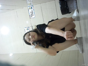 商场全景黑丝 打了十分钟电话骚妇无毛馒头穴被纸巾磨得充血通红