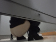 两次冒死偷窥皮肤白嫩女保安上厕所,肥美鲍鱼和窄小逼孔貌似还没人敢开苞