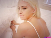 StepSiblingsCaught.18.12.27.Kiara.Cole.New.Years.Suck.A