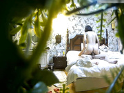 年轻漂亮的翘臀短发美女还在接男友电话就被小情人拉掉裤子各种高难度姿势猛插,阴毛旺的像森林一样.国语!