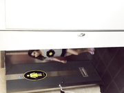 某站流出国内牛人潜入某KTV隔板女厕露脸近距离偷拍美女嘘嘘