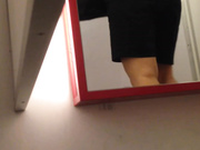 都市丽人精品女装店试衣间偷拍离子烫波浪卷发妹子觉得自己白奶罩不够性感,挑选了一件黑色的