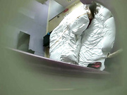 已婚少妇穿着性感红睡衣和单位小伙宾馆幽会爽完不知道和哪个不停打电话