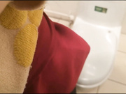 女友表妹和我在卫生间啪啪,说：小点声,外面有人,好爽,我还要