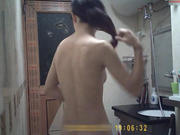 房东出租屋偷装摄像头偷窥合租房女白领的隐秘私生活