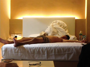 某大学极品情侣酒店扮演护士急救病人,正演着人工呼吸时男的受不了突然操起来了,美女说：我要叫出来了,隔壁会听着的！真漂亮！