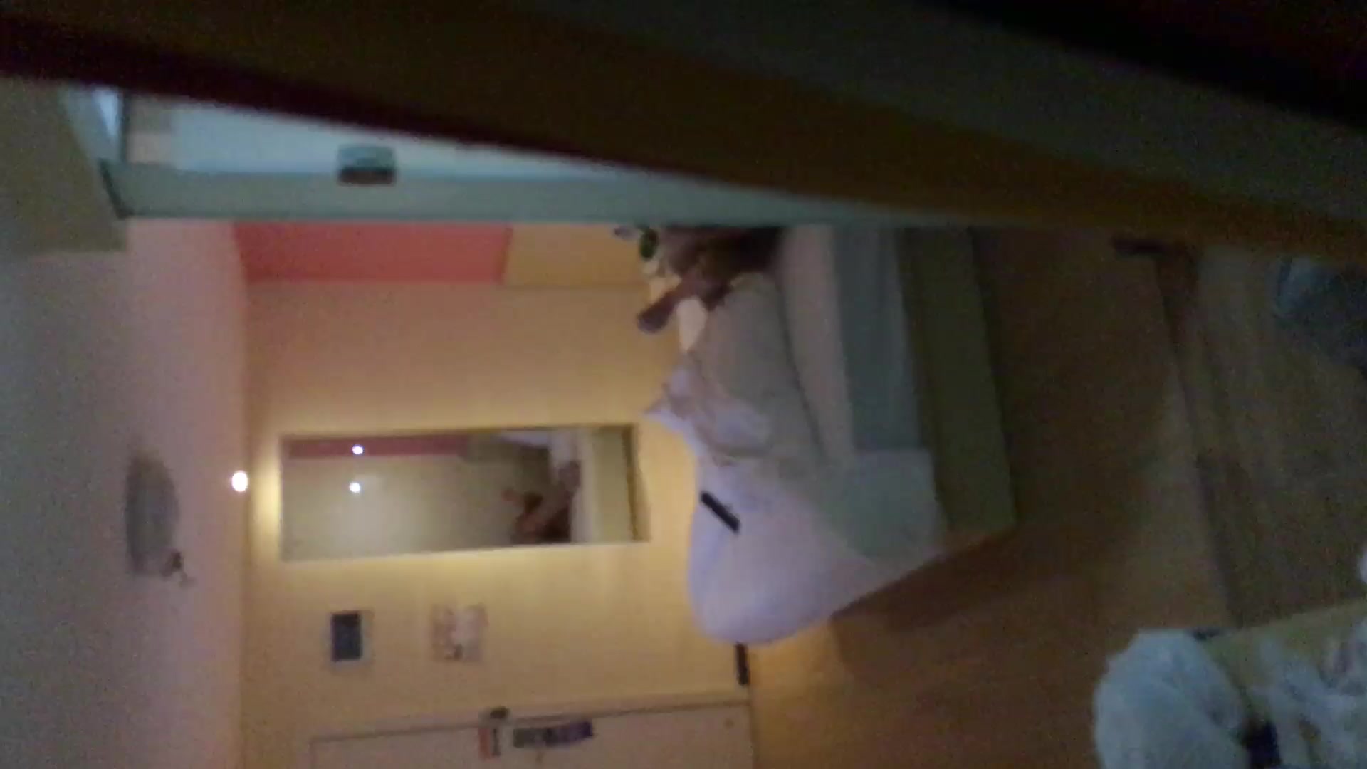 潜入七天连锁酒店偷拍开房的客人啪啪