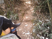 真他妈的屌在上山的小道上打野战中途遇上爬山遛狗的大哥在旁边飘过居然无视他俩
