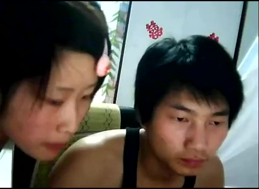 90后新婚小夫妻激情高昂,下班回来女的要做爱,脱完衣服就去吃男的鸡巴,刚好被正和老公视频的好友拍摄下来,完事后才反应过来！