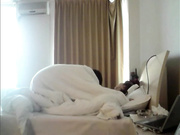 贱男边操逼还边玩电脑，不好好操让我来