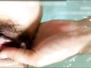 酒店浴缸大战97年大学小骚货,先教男的如何舔咪咪,然后在浴盆里自慰,扣上劲了在让男的操.骚的受不了,对白淫荡!国语