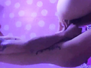 广州90后情侣白天上班,夜晚兼职主播赚外快,不刷礼物不让看操B,漂亮就是资本,人也爽了,钱也赚了,国语对白！