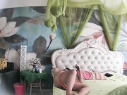 背纹胖仔小青年与身材性感高挑美乳女友开房造爱边看电视边搞歇歇停停干了4回胖仔的小弟弟有点短