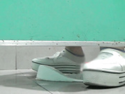 厕拍大神潜入万达广场尾随妹子进女厕偷窥银色丁丁鞋妹子阴唇粘着白带