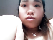 精品推荐 这妹子的奶水真多啊 天天挤 这次是挤到银鹭八宝粥罐装盒里  然后站着自慰揉穴