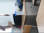 某镇上学校的学生情侣在教室内露脸自拍吃禁果，白嫩的小女友很害羞，被激情后入啪啪啪