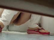 超清4K原始版厕拍极品校花粉嫩的处女之地，灯光照嫩屄，温泉洞中淌