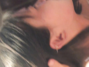 逼小紧致的漂亮美女酒店被鸡巴粗大又长的男友玩弄嫩穴后激烈爆插,包裹的很紧,边干边拍,女说：等下我站不住了!