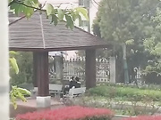 牛逼 最新门事件 重庆市第三中学下雨天 校园亭子下直接开干 旁边不停走过行人