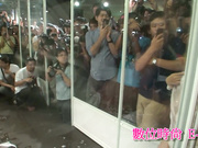 商场为了促销也是拼了，让其美女现场脱衣示范，吃瓜群众围满一圈