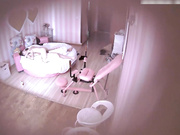 精品特色宾馆偷拍胸大性感的气质美女不愿意在炮椅上被男友操跑到下面后又被抱到床上狠狠干了2次,肤白貌美!