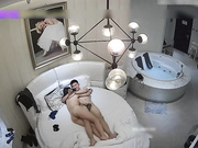 豪华酒店偷拍时尚气质的性感美女和情人酒店私会,2人迫不及待开干,操完一次又一次,太能叫了说：看看能不能怀孕!