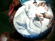 宾馆偷装摄像头盗摄男女开房打炮 女主身子瘦 但是性欲强 打完一炮 给男的口硬再来一炮