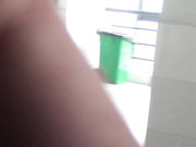 接完大便后的妹子东张西望不知道做什么呢