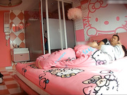 主题酒店：珍稀粉红套房小媳妇被内射完用大块纸夹着逼逼