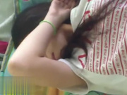 白天在家啪啪小女友 她害羞遮住脸不让拍 插了兩下就开始呻吟了 车灯不错很闪亮