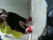 同学会上拍漂亮女同学上厕所光线不好冒险开个小手电照亮逼逼仔细看个清楚