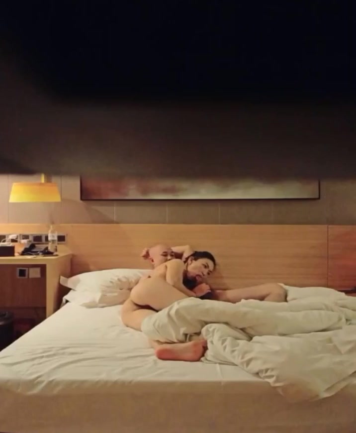 宾馆偷拍-年轻强壮的大屌猛男爆插体型较小漂亮的年轻小美女,各种姿势狠狠干,鸡巴太大女上位时还不敢全坐下去!