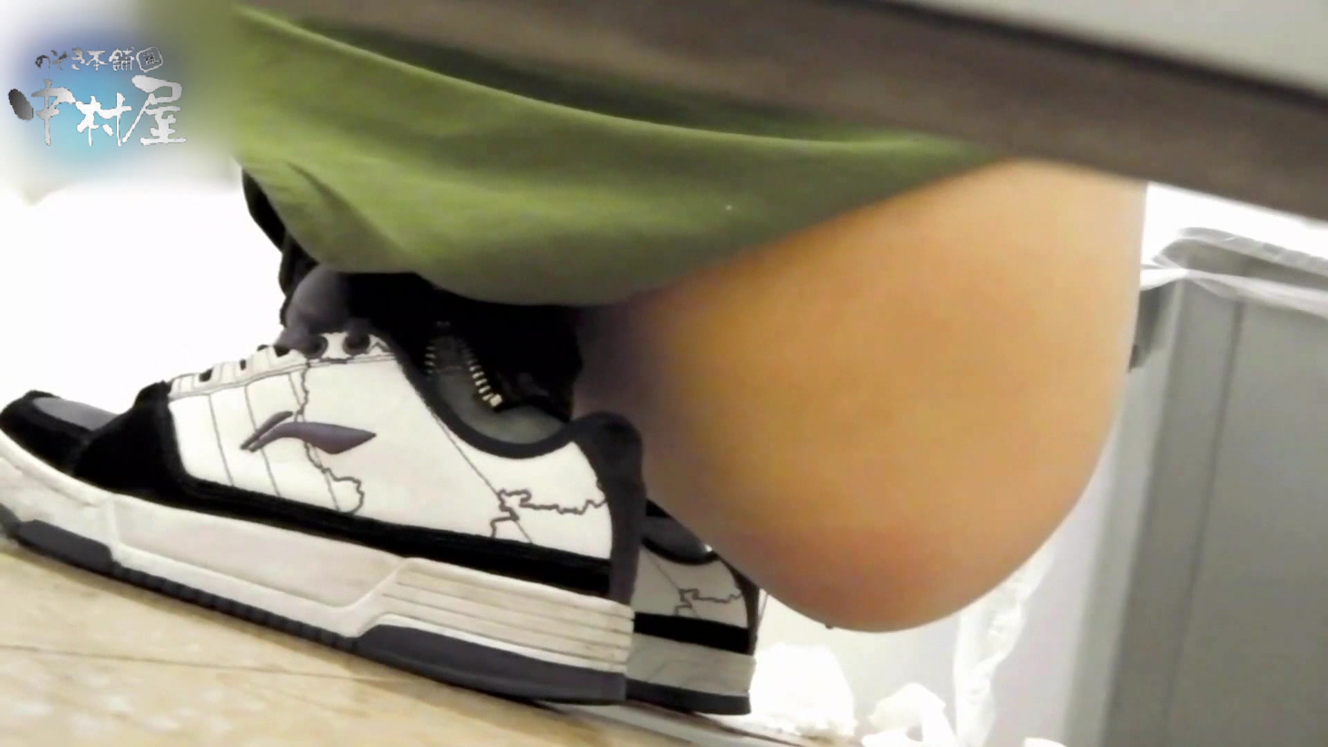 偷拍万达商场里的美女们撒尿 红衣妹子貌似看到了镜头还很淡定的继续尿 厉害了我的姐