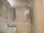 帅小伙微信勾搭了很久的漂亮美少妇,趁她老公不在约到酒店啪啪,有点害羞一直玩手机拉到床上抱着大腿使尽全力干!