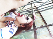 四眼仔和漂亮空姐制服美女大白天在绿化带广告牌后面啪啪口爆吞精