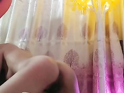 重口主播全程露脸大秀直播双插道具，淫声浪语刺激你的感官，玩点你没见过的深喉假几把到干呕，灌肠像尿一样喷出来