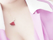 有几分姿色的美女主播打入美容院做学徒趁人不备偷拍师傅帮女顾客推胸保健没人的时候自己玩逼